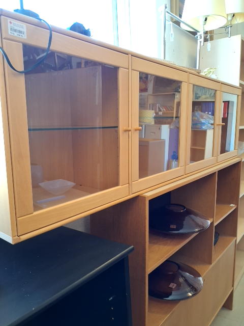 Skab med glaslåger